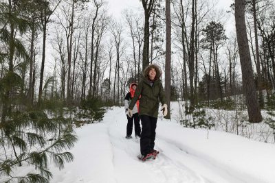Recomended Article: Plan your winter getaway now! | Friends snowshoeing Cavoc Trails
